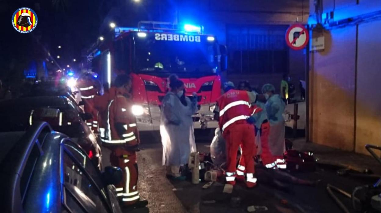 Bomberos y personal de Emergencias junto a la vivienda donde se ha producido el incendio en Xirivella de madrugada