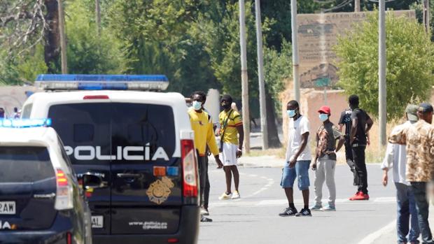 Aislados en Albacete 11 agentes de la Policía Nacional por el brote de los temporeros