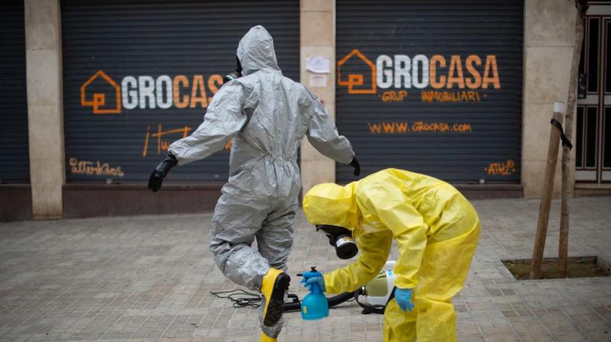 La UME, trabajando en labores de desinfección en L'Hospitalet