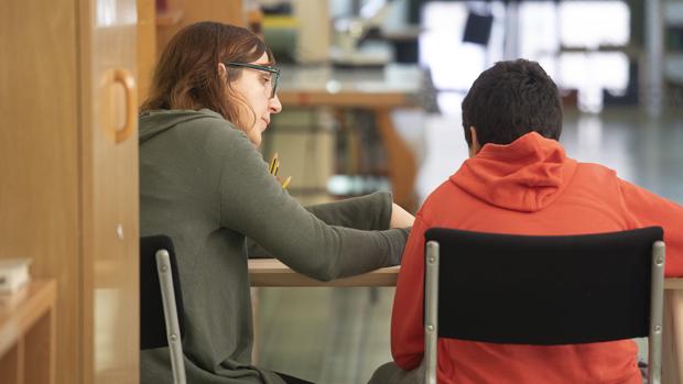 Cataluña estudia poner cámaras en aulas para que niños confinados sigan las clases a distancia