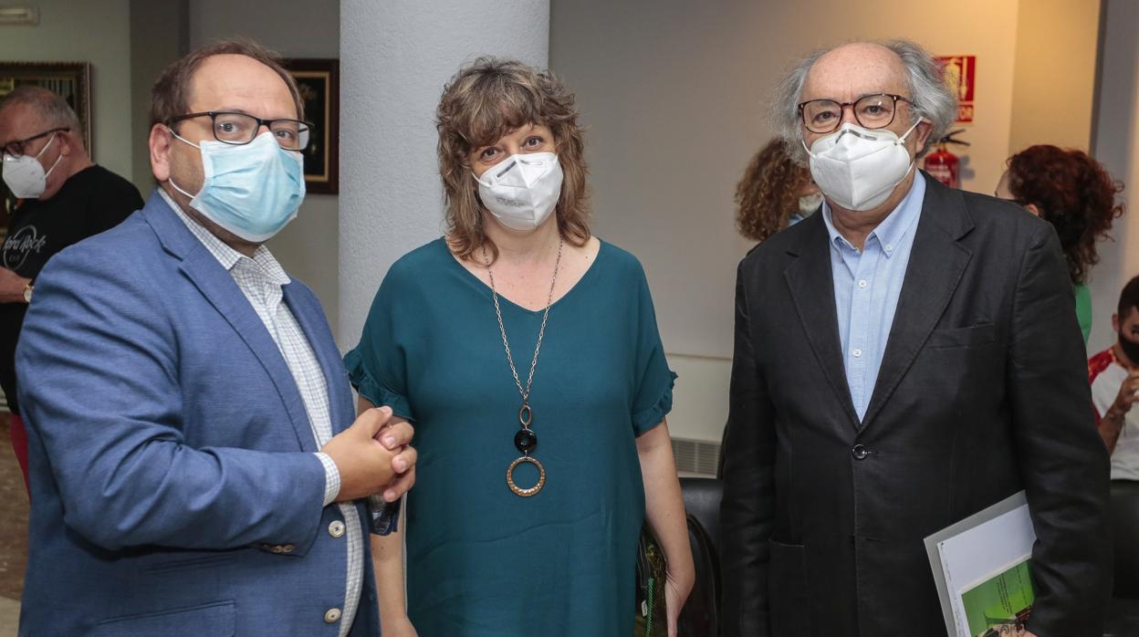 Antonio Colinas, junto a la vicerrectora de la ULE, María Dolores Alonso, y el alcalde de La Bañeza, Javier Carrera