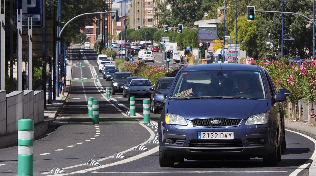 Atasco en pleno agosto en el Paseo Isabel la Católica de Valladolid junto a un vacío carril bici