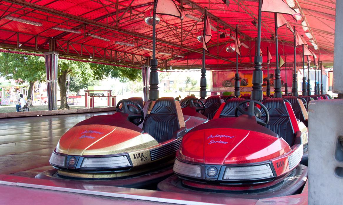 Imagen de archivo de coches de choque aparcados en su caseta, una de las atracciones con más éxito en ferias