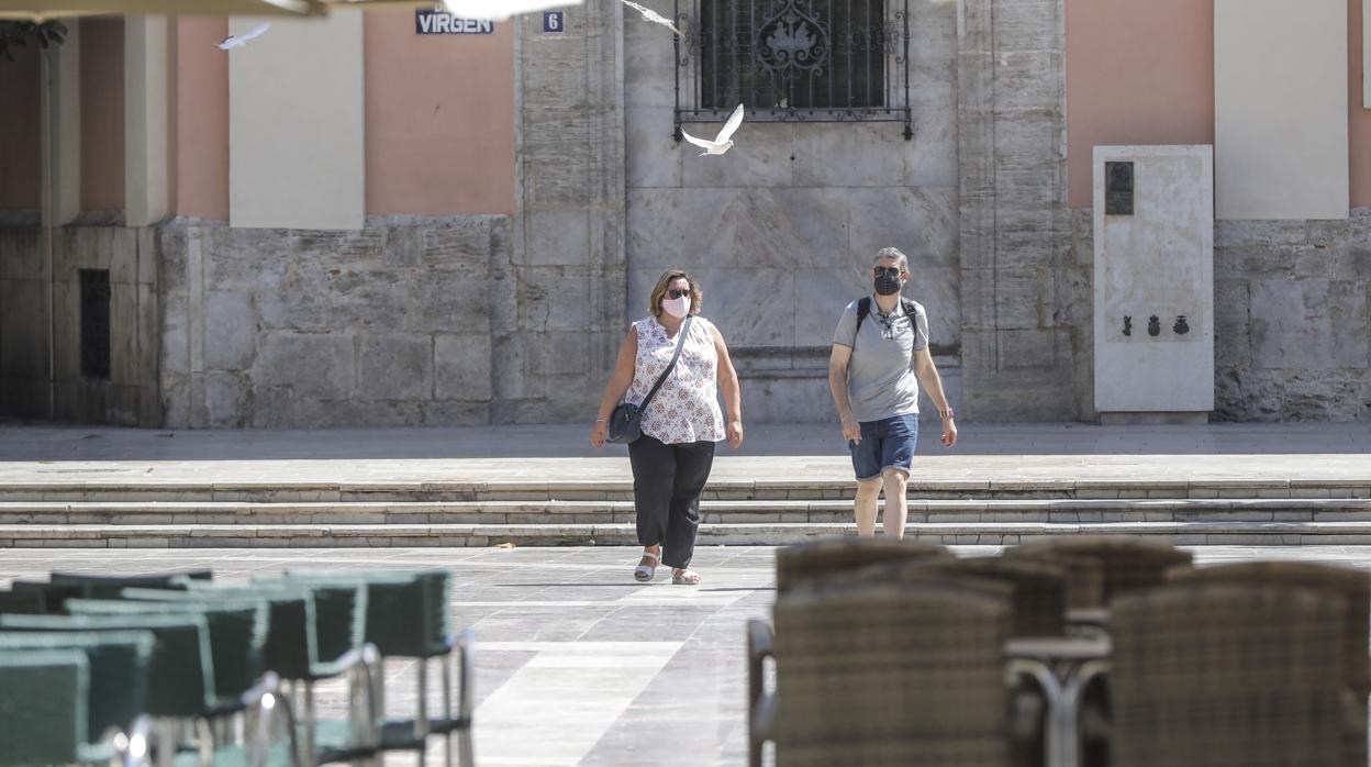 Dos personas con mascarilla en el centro de Valencia