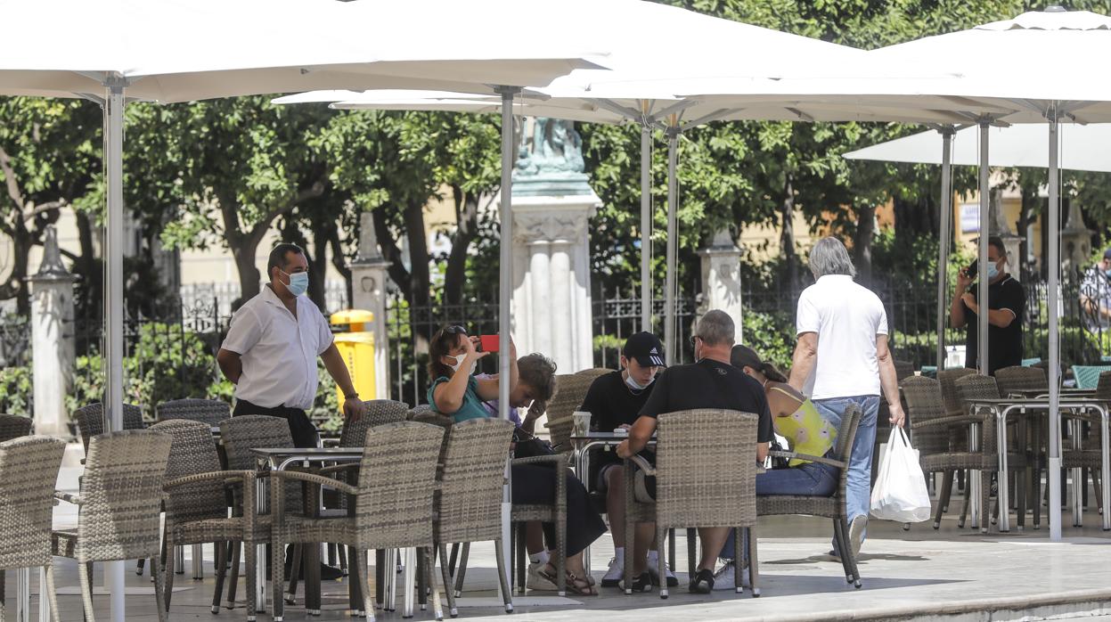 Varias personas en una terraza de Valencia