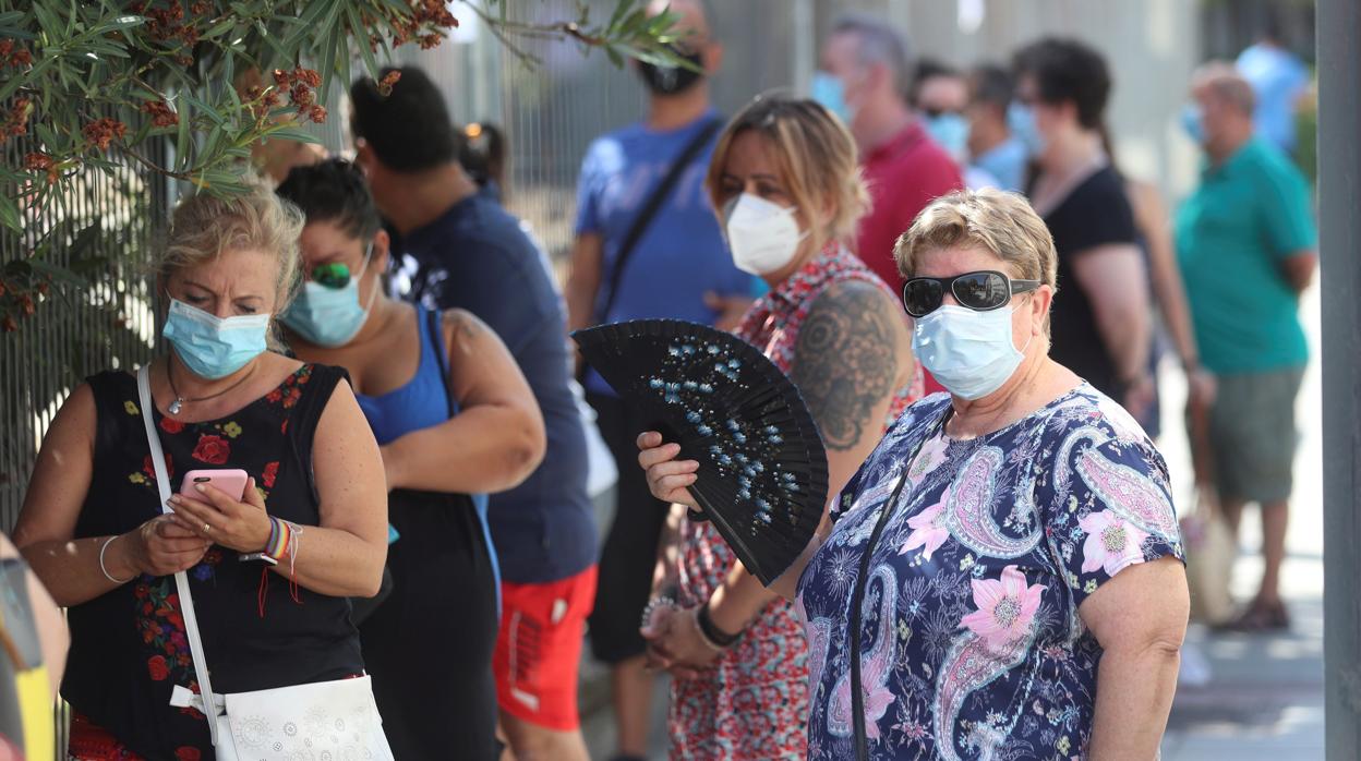 Vecinos de Fuenlabrada guardan cola para hacerse las pruebas PCR en el centro de especialidades El Arroyo