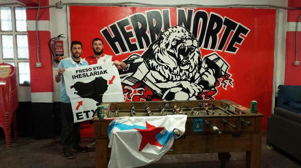 Pérez Blecua en la peña ultra Herri Norte junto a un amigo