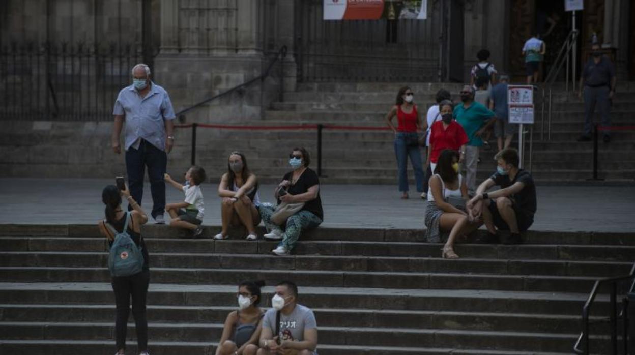 Varios turistas, buscando la sombra esta semana en Barcelona