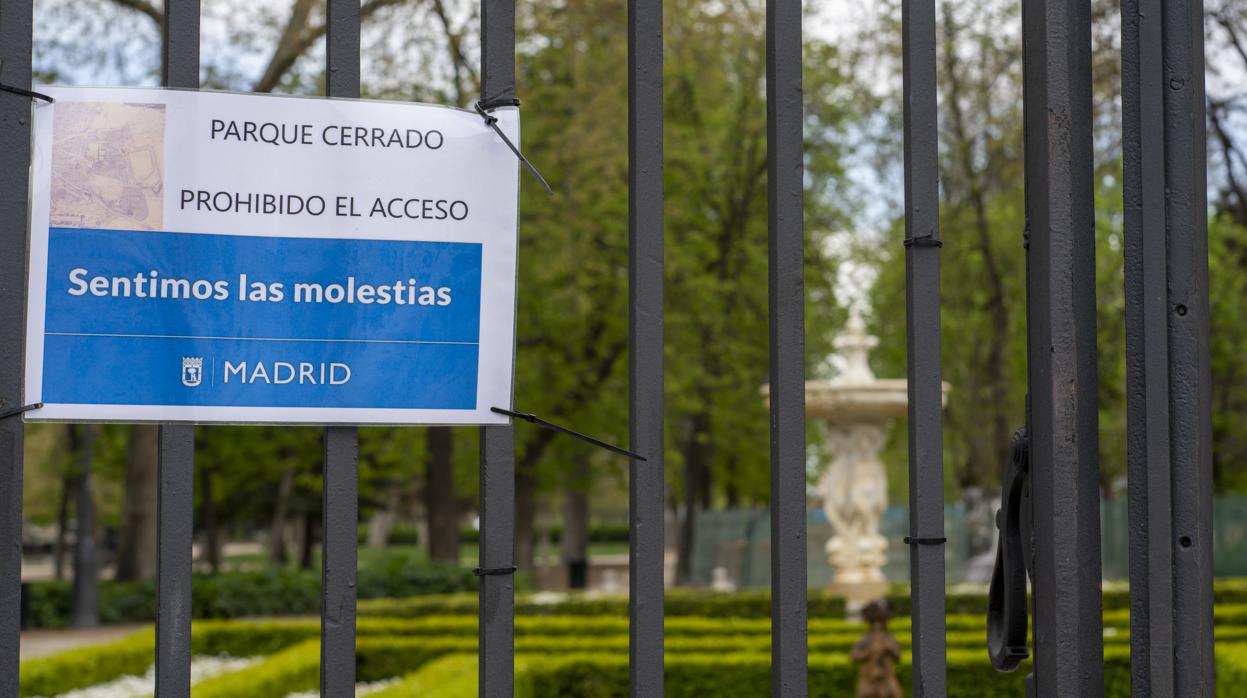Cartel informativo del cierre del parque de El Retiro