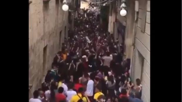 Vecinos de Vilafranca del Penedés celebran apelotonados la fiesta mayor a pesar del Covid