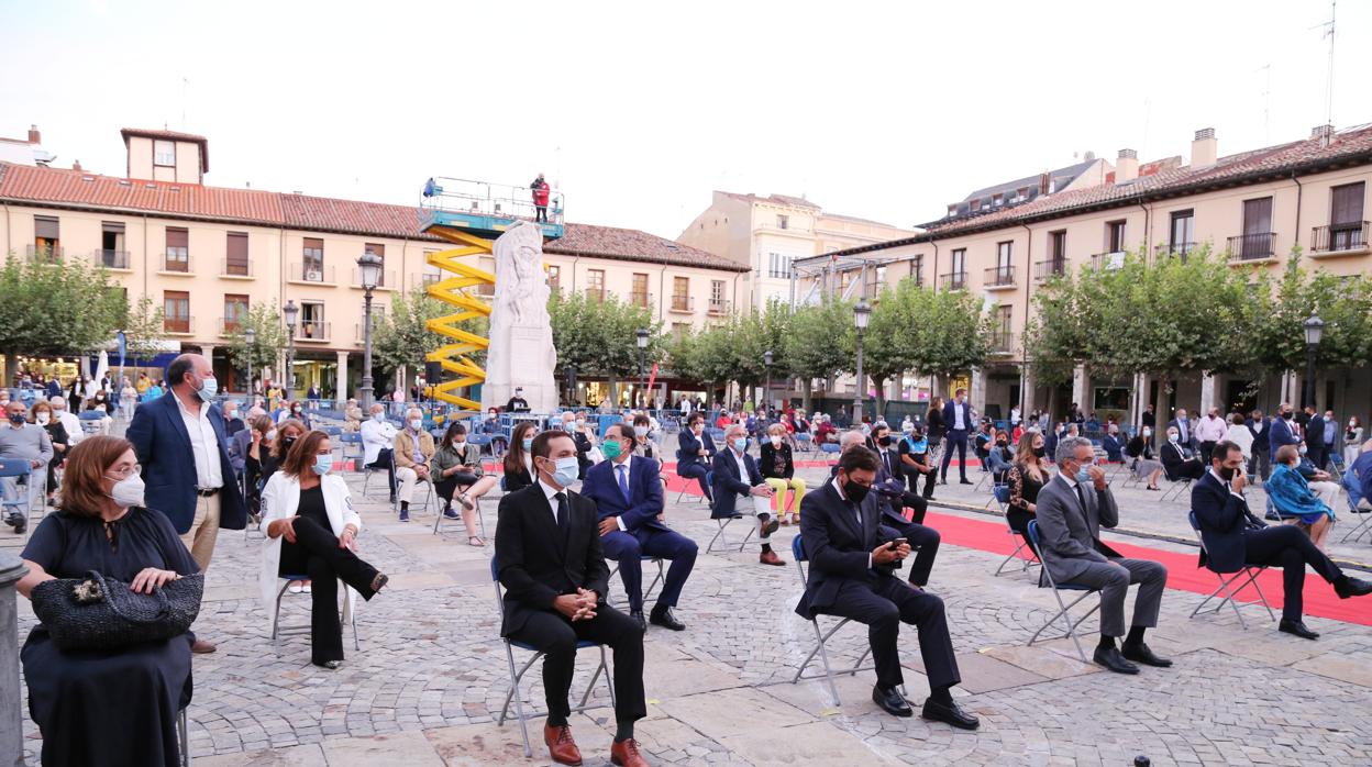 Acto de homenaje a las víctimas del Covid en la Plaza Mayor de Palencia