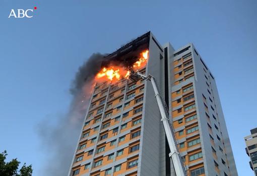 Vídeo: Las impresionantes imágenes del incendio en un bloque de pisos en el norte de Madrid