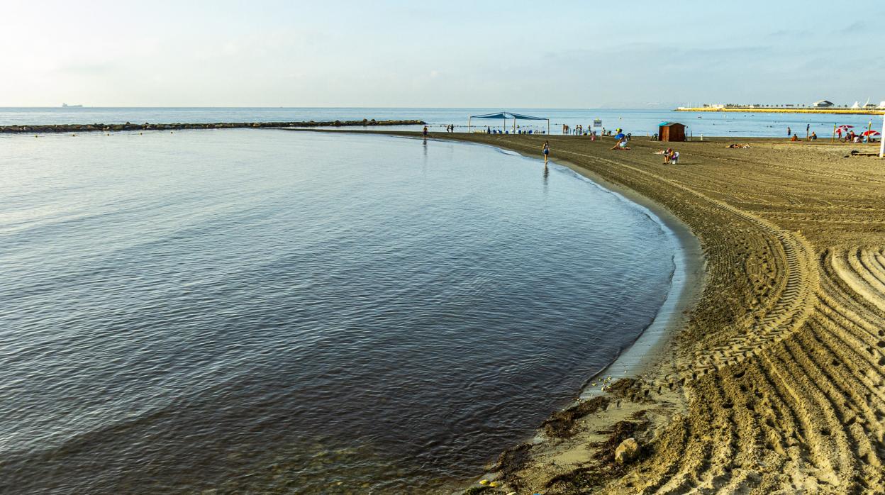 Imagen del desalojo de la playa del Postiguet de Alicante