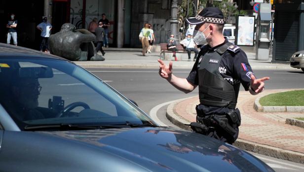 Un grupo de unas 15 personas que incumplían las medidas anticovid agreden a dos policías en León