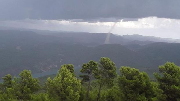 Vídeo: un pequeño tornado sorprende en la localidad valenciana de Tuéjar