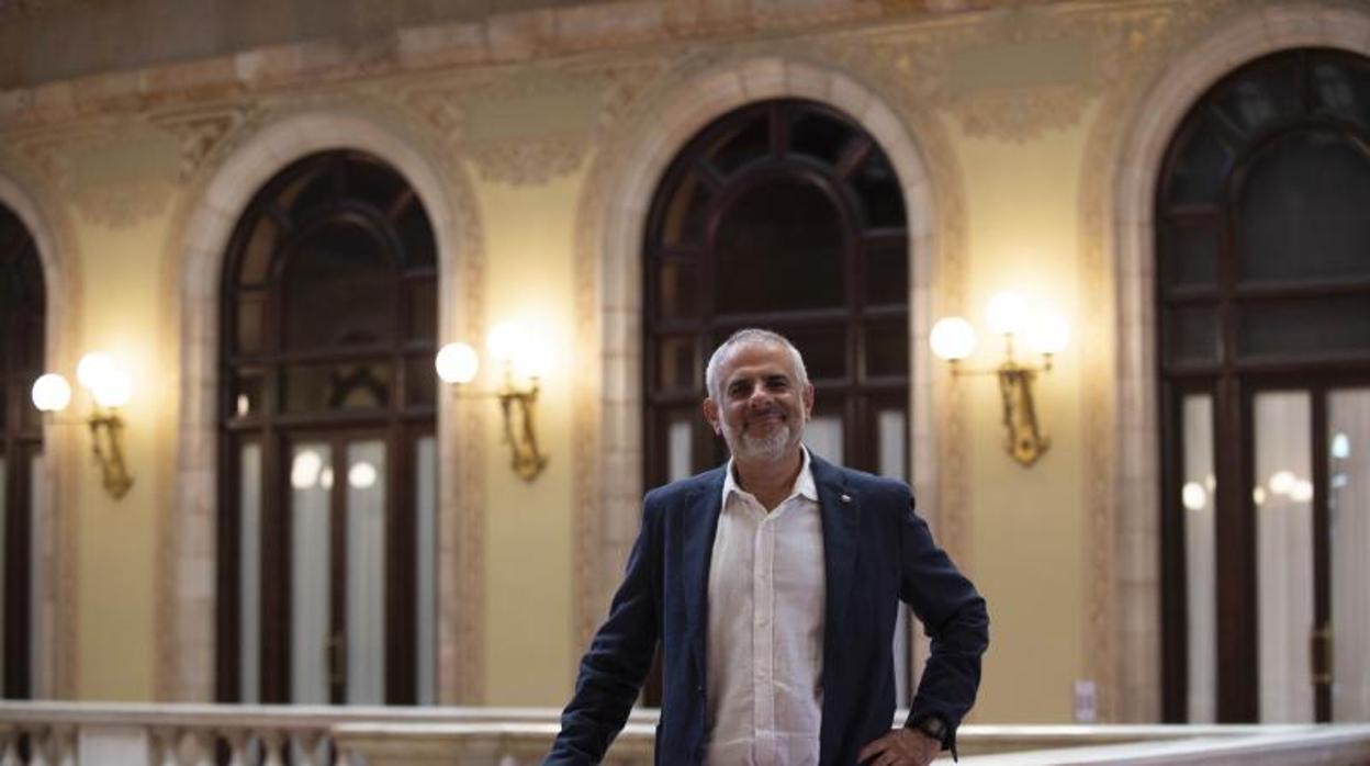 Carlos Carrizosa posa en el Parlament para ABC