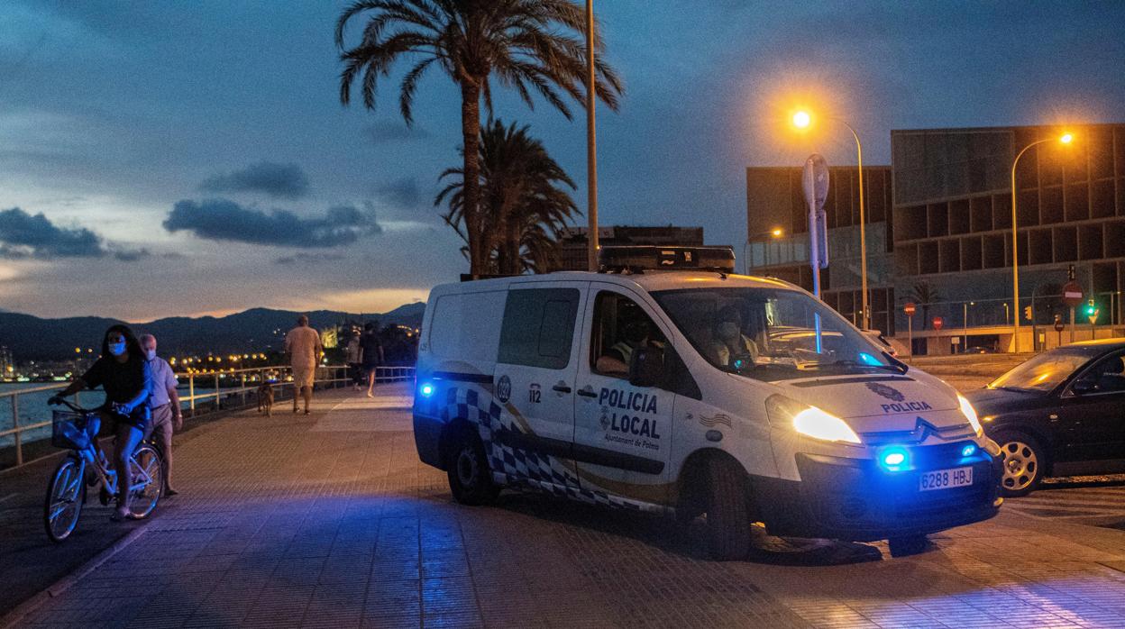 Un operativo de la Policía Local, en las playas baleares