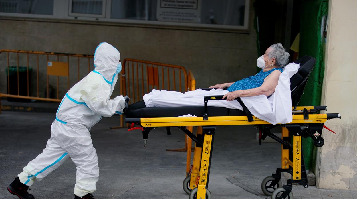 Una mujer entra en un hospital de Madrid