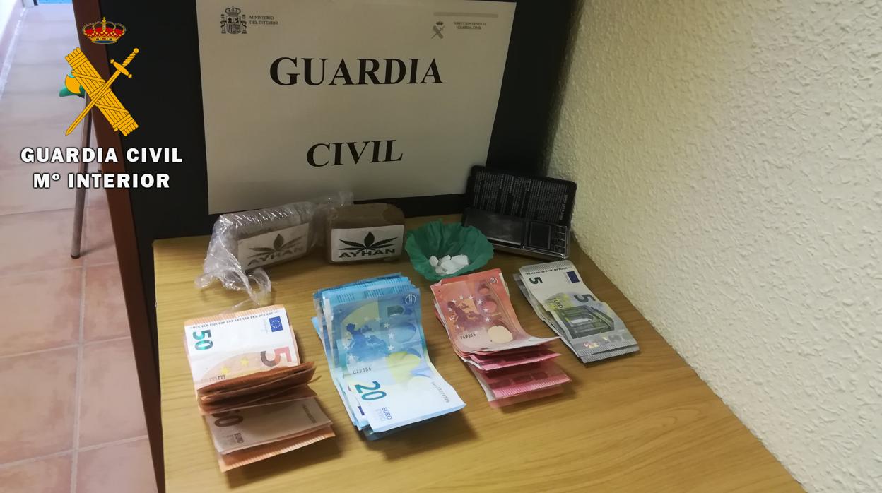 Dinero y drogas intervenidas por la Guardia Civil