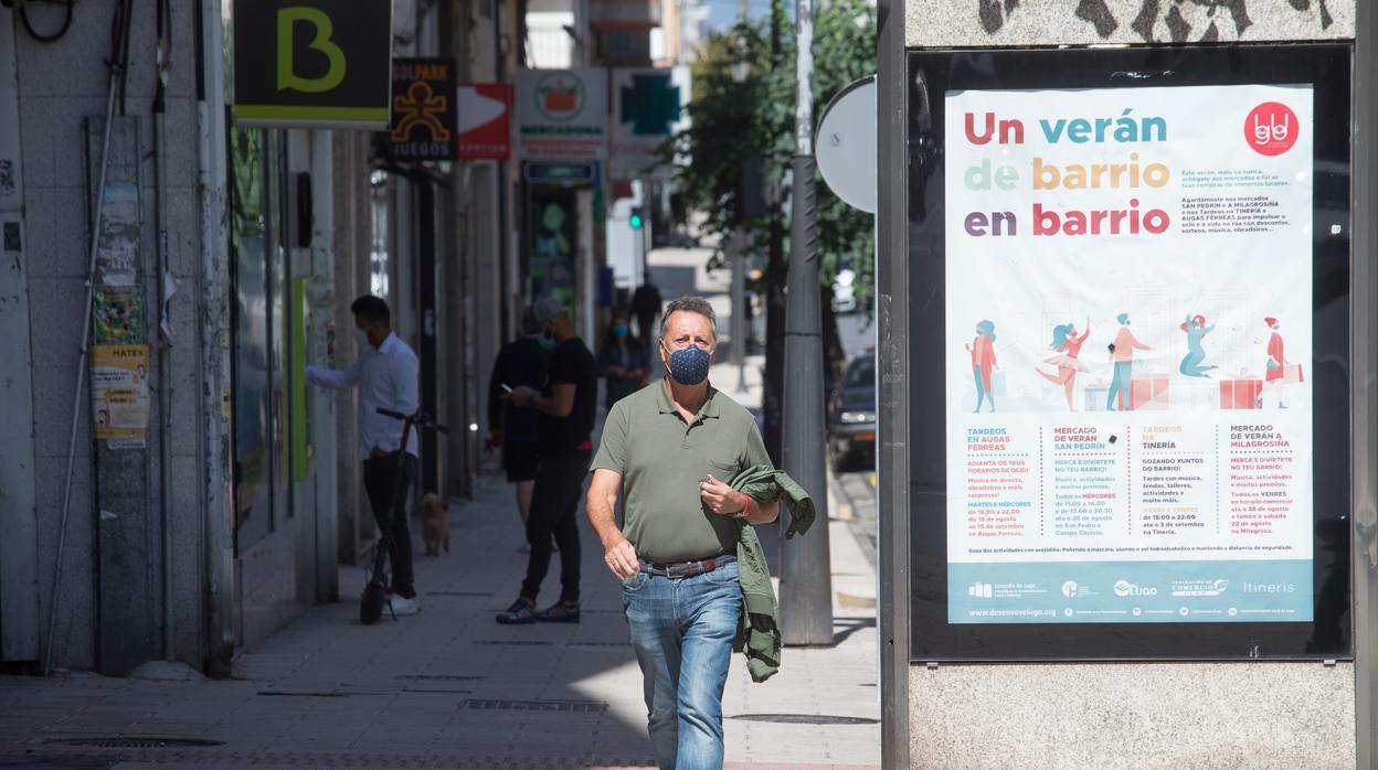 Un vecino camina por el barrio lucense de A Milagrosa