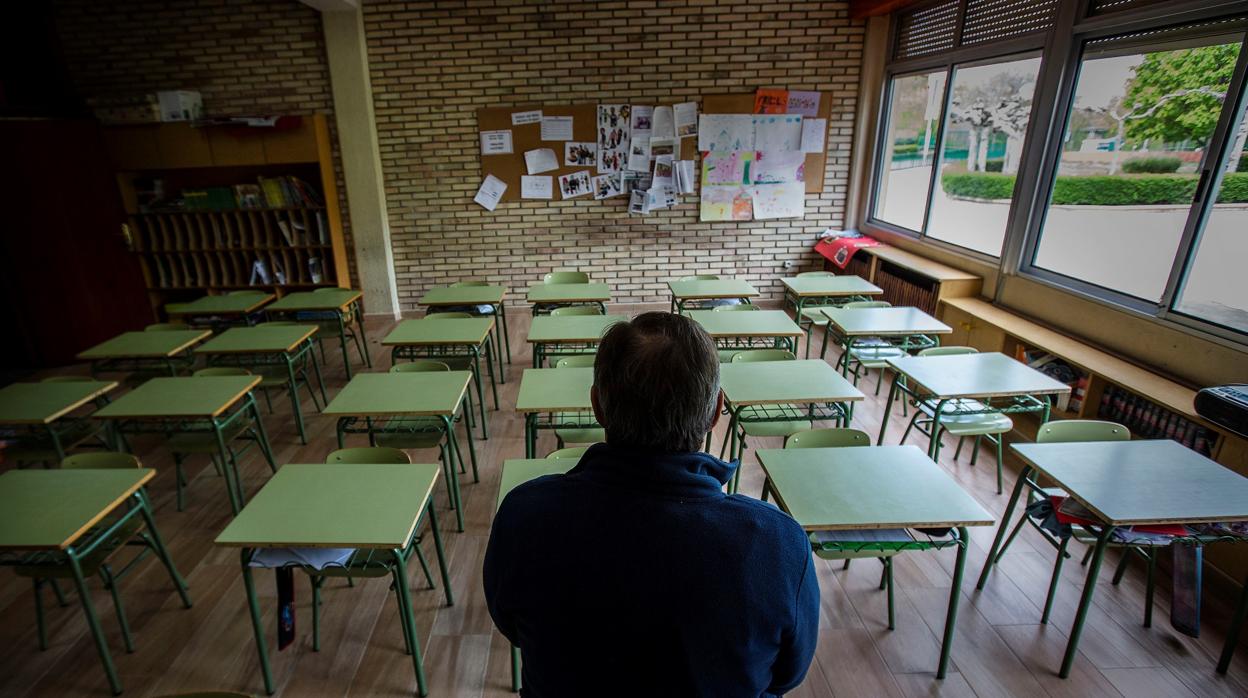 Un docente en un aula vacía, antes del inicio del curso