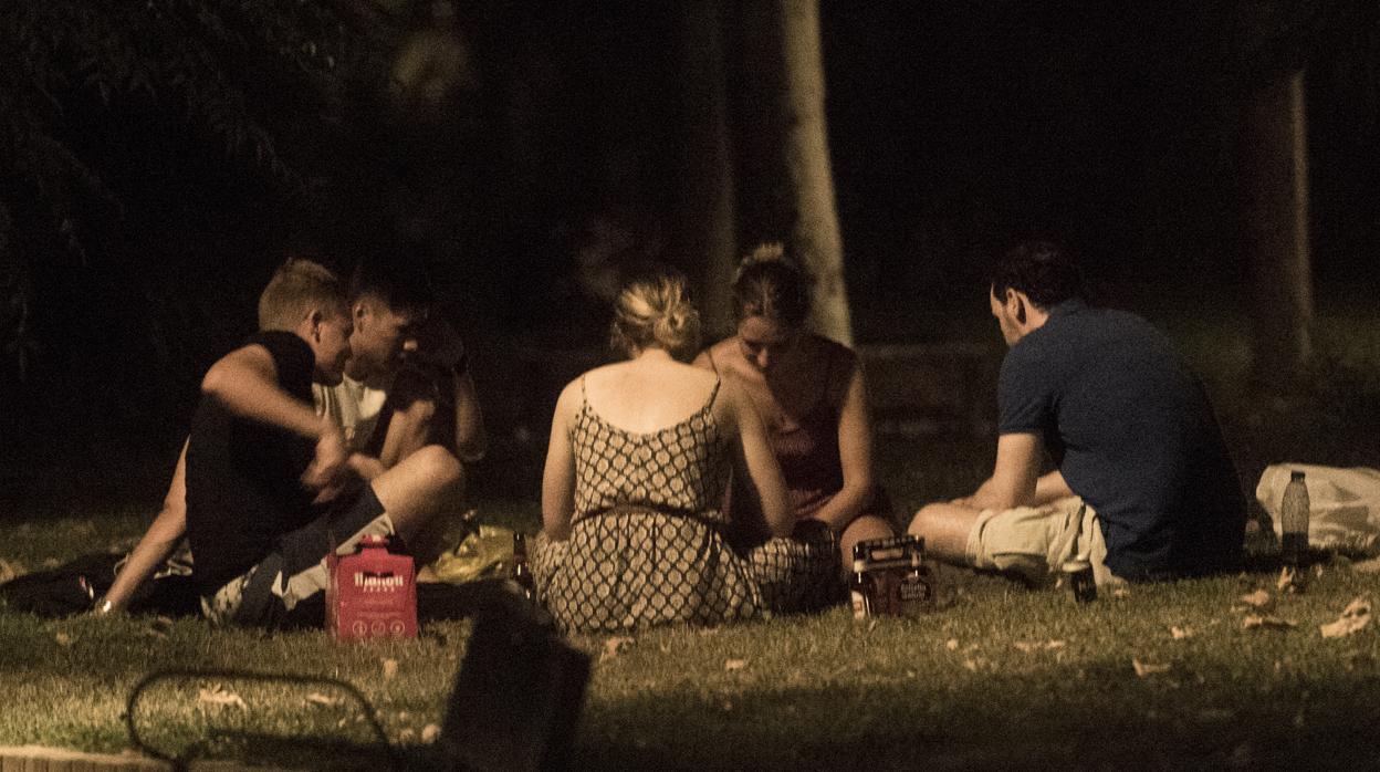 Un grupo de jóvenes hace botellón en el Templo de Debod, en la capital