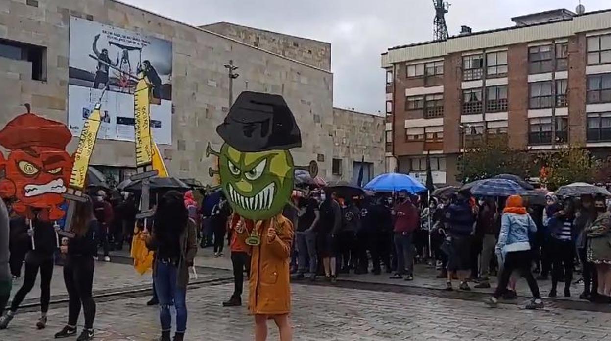 Los manifestantes, que no respetaron las distancias de seguridad, despreciaron a los agentes como «virus»