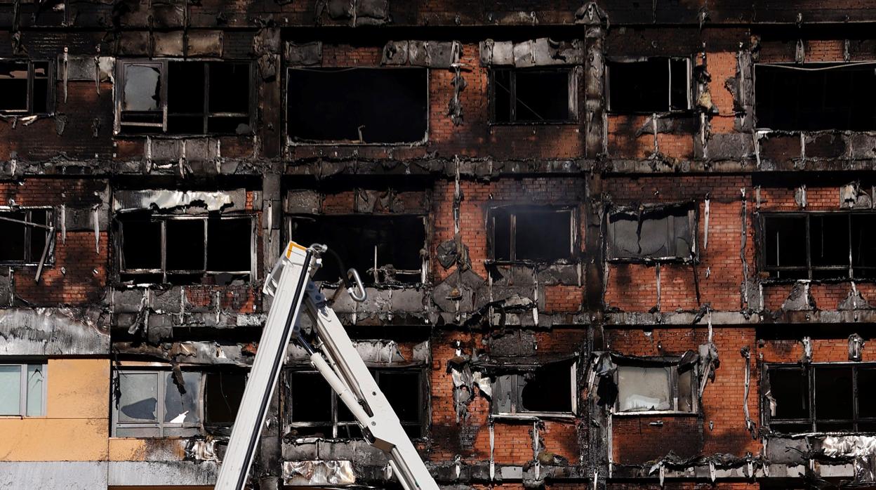 Estado en que quedó la parte superior del edificio Torre Ambar tras el incendio