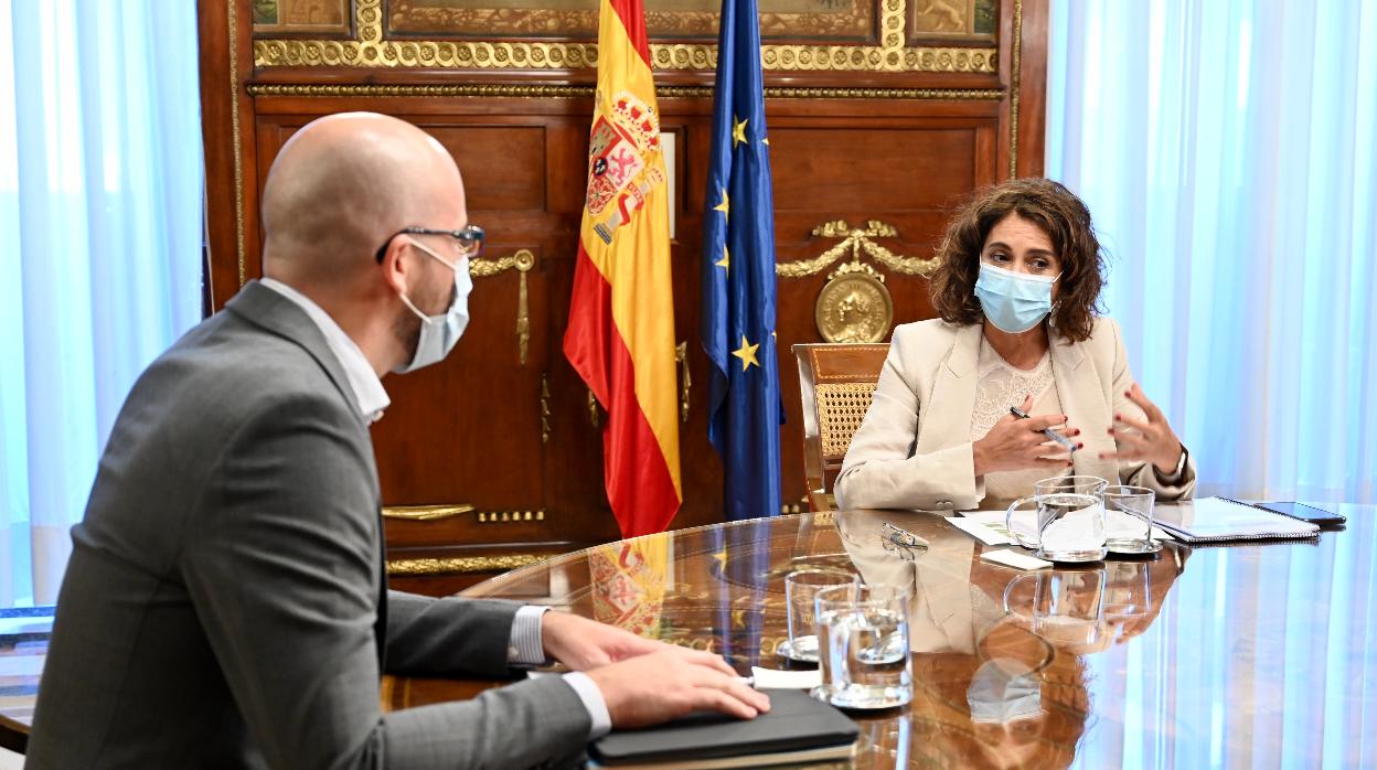 La ministra de Hacienda, María Jesús Montero; y el secretario de Estado de Derechos Sociales, Nacho Álvarez, durante una reunión para abordar las líneas generales del anteproyecto de Presupuestos Generales del Estado para 2021