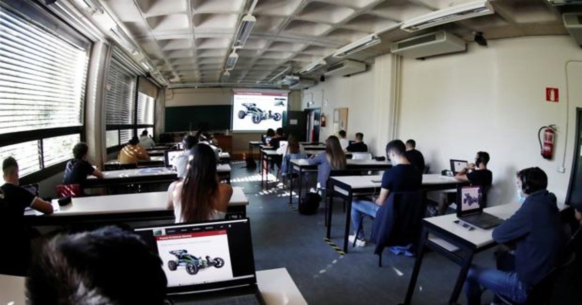 Estudiantes siguen en las pantallas las clases debido a las medidas de seguridad frente al Covid.