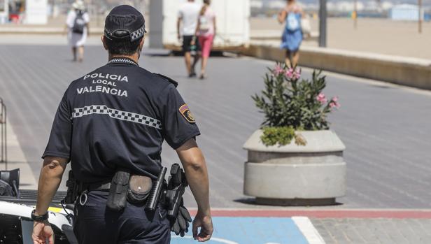 La Policía de Valencia inspeccionará las casas de los contagiados para comprobar que guardan la cuarentena