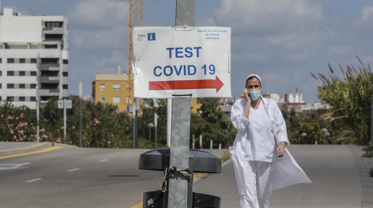 Imagen tomada este miércoles, 2 de septiembre, en los alrededores de un hospital en Valencia