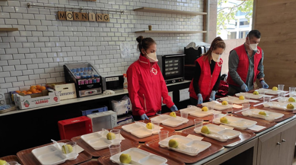 Voluntarios de Cruz Roja preparando alimentos dentro de esta campaña