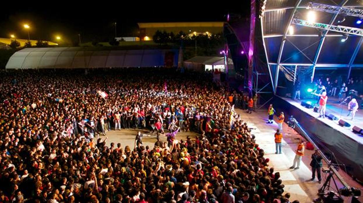 En la imagen de archivo, uno de los grupos que ha participado en el Festival ViñaRock de Villarrobledo