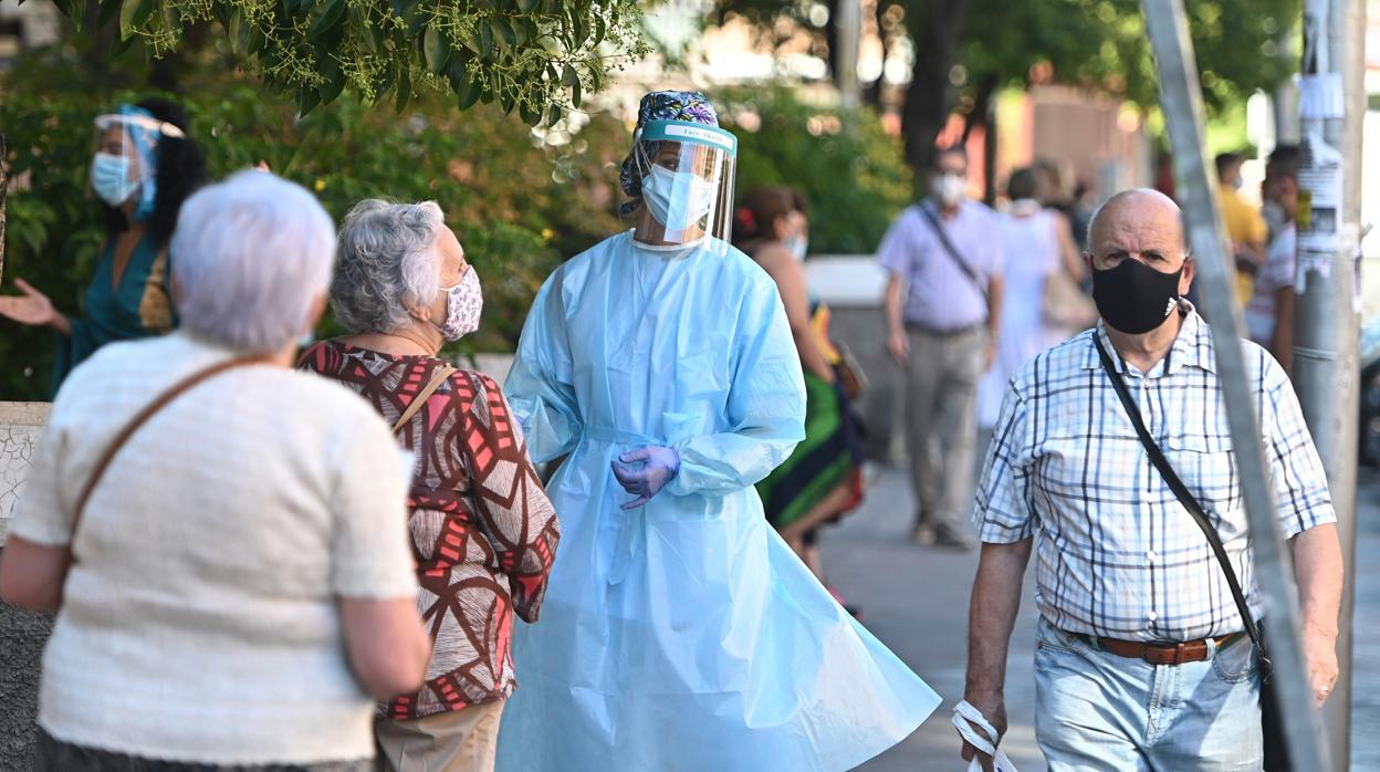 Varias personas, esperando para hacerse la PCR en un centro sanitario de Carabanchel