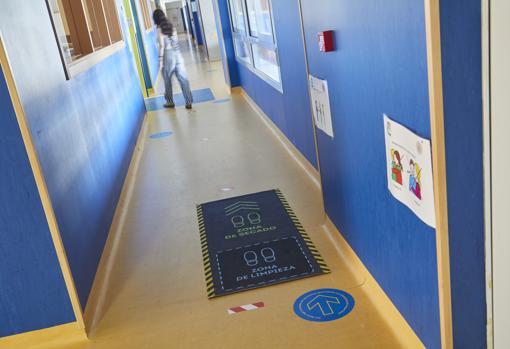 El claustro ha colocado alfombrillas desinfectantes en todos los pasillos