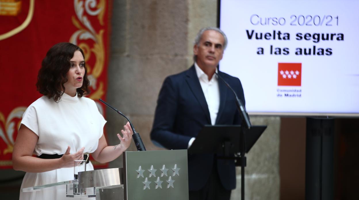 La presidenta regional y el consejero de Sanidad, en presentación de la vuelta a las aulas