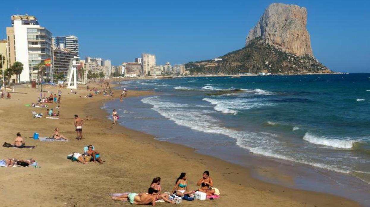 Bañistas en la playa en Calpe