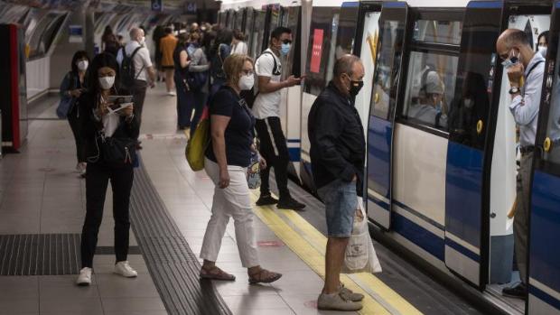 Usuarios que no querían ponerse la mascarilla agreden a dos vigilantes de Metro de Madrid