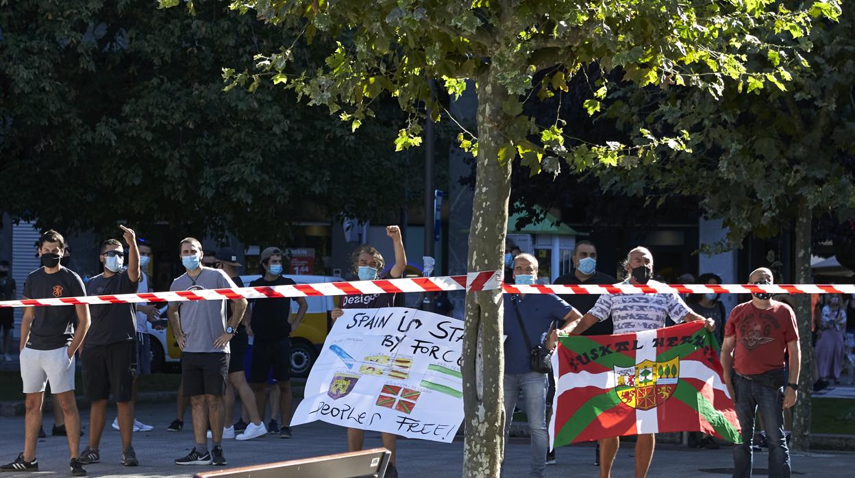 Cinco detenidos por arrojar piedras y botellas a ertzainas que custodiaban un acto de Vox en Vizcaya