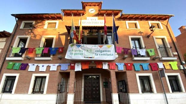 Las peñas de Guadalajara celebran las fiestas de los pueblos con camisetas en los balcones