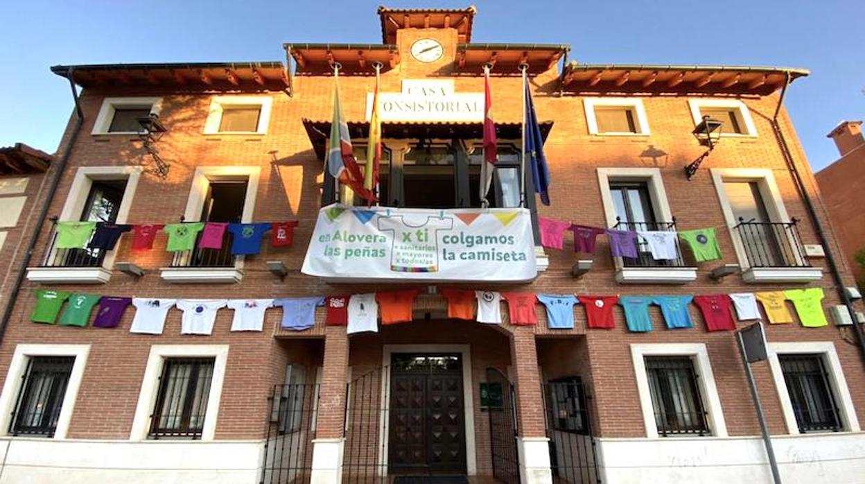 Algunas de las camisetas que cuelgan en la fachada del consistorio de Alovera (Guadalajara)