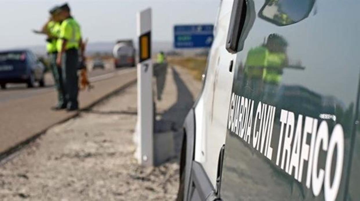 Un fallecido tras volcar el coche que conducía en la A-52 en Villabrázaro (Zamora)