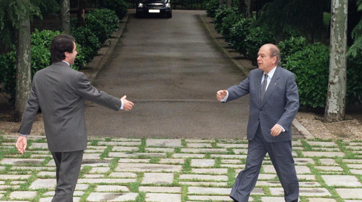 Aznar recibe en lo jardines de La Moncloa al entonces presidente de la Generalitat Jordi Pujol (mayo de 1996)