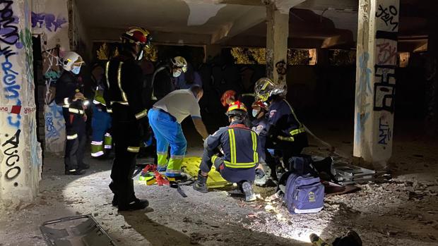 Un joven resulta herido de gravedad tras precipitarse por un agujero entre las plantas de La Barranca