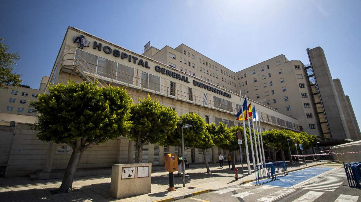 Imagen de la entrada del Hospital General de Alicante, tomada este verano