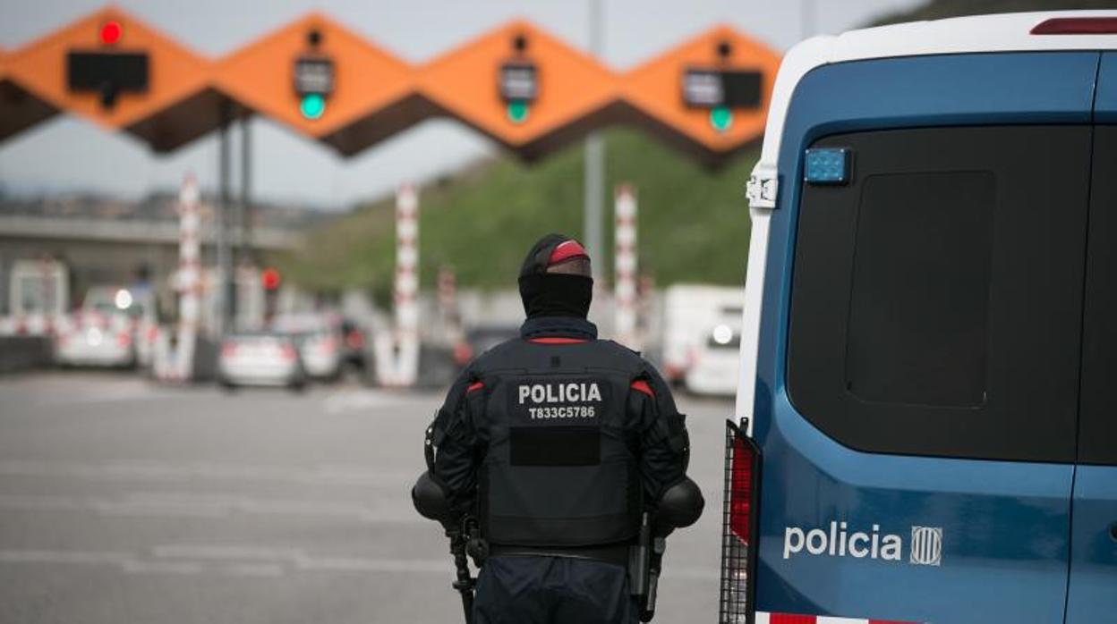 Efectivos policiales en un peaje de la autopista AP-7