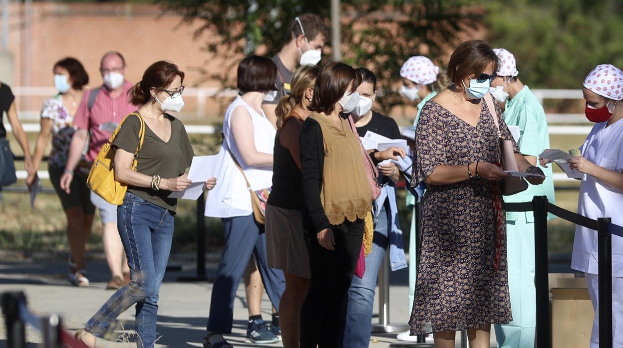 Un grupo de docentes hace cola para someterse al test serológico en el instituto La Paloma