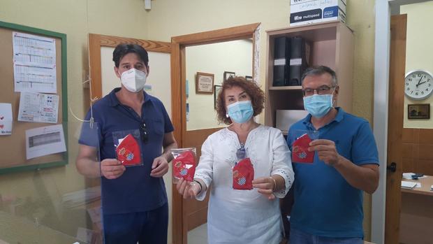 Bargas entrega más de 2.000 mascarillas a sus alumnos