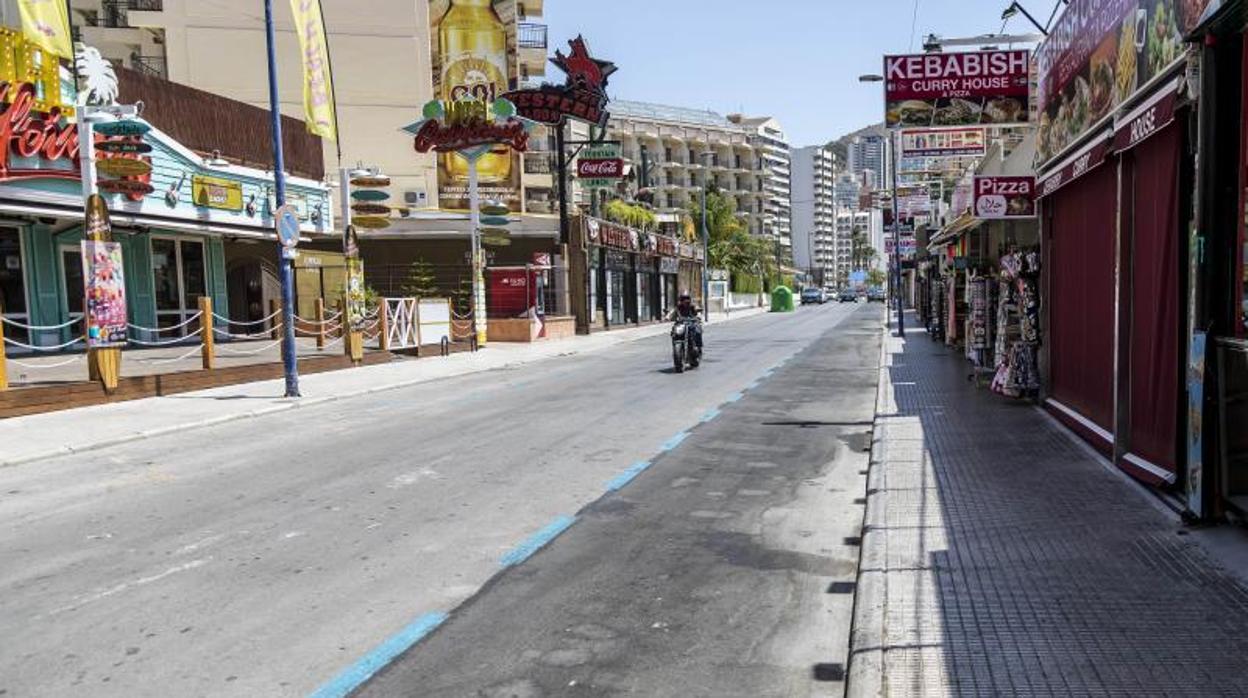 Calle comercial de Benidorm sin turistas en plena temporada alta de verano este año